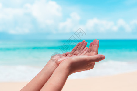 上帝和真主同在女人手放在一起 就像在大自然面前祈祷一样 在清洁的海滩和蓝天面前天空生长祝福日落冥想女性生活太阳女士佛教徒背景
