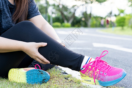 亚洲女性在公园跑步和跑出去后 将痛苦的幼崽大腿痛进行按摩 因运动和运动概念而受伤赛跑者事故男性运动员抽搐小牛伤害男人扭伤慢跑者背景
