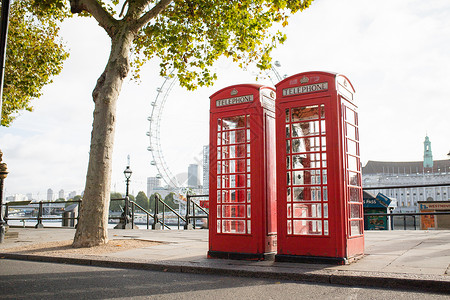 英国电话布斯在树下 以伦敦之眼为背景旅游英语电话亭地标瓷砖盒子天空建筑物乐趣公用背景