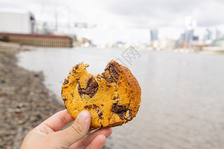 巧克力王国手握着一个饼干饼干和布卢里河作为背景的背景