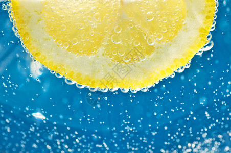 矿泉水中的柠檬蓝色口渴健康水果香橼饮料气泡黄色补品背景图片