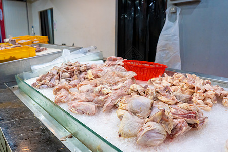 家禽市场杂货店的肉食部 新鲜肉和鸡肉部门购物中心食物冰箱平衡市场机器商业消费者称重器背景