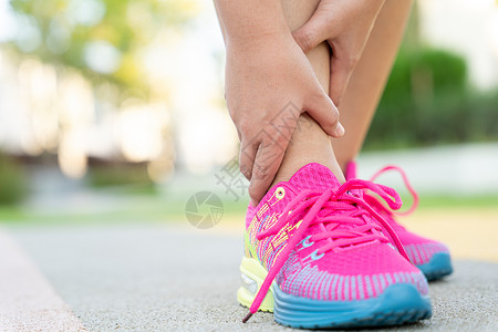 女性胖脚步运动员腿部受伤和疼痛 手在公园里跑时抓着痛苦的脚踝训练慢跑者十字形赛跑者疾病抽搐运动女士肌肉踪迹背景图片