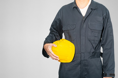 站在蓝色封面内站着的贴近工作员男性制造业导师工作工程师工作室塑料员工头盔工作服背景图片