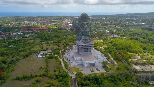 巴厘岛最具标志性的地标印度神鹰神鹰广场雕像也是 GWK 雕像是一座 122 米高的雕像 位于印度尼西亚巴厘岛的神鹰广场文化公园历背景