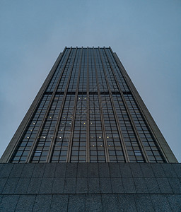 高楼仰视图向上看高楼大楼的办公室背景