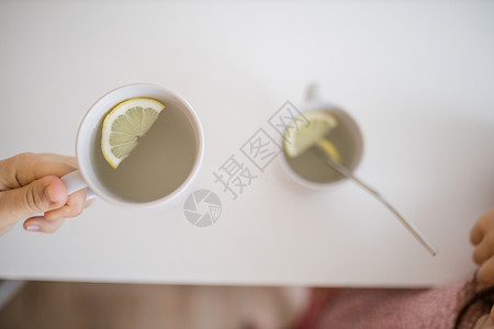 一杯柠檬水手握着一杯柠檬茶 里面有一片柠檬片稻草香气杯子饮料健康果汁药品味道早餐液体背景