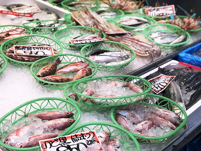 鲜鱼和海鲜在 Tomari 鱼市场的新鲜市场背景图片