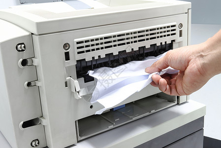 办公室打印机中拆纸厂 纸张加联器技术员除纸斯塔克倾倒维修笔芯技术电气男人打印复印机替代品电脑背景图片
