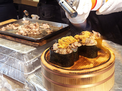 街头食品加工 以煮牛肉寿司为最受欢迎的deliciou烹饪市场旅行餐厅海洋盘子美食扇贝海鲜店铺背景图片
