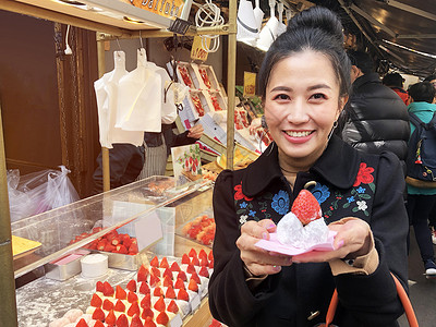 展示街头食物的旅游妇女 草莓Daifuku 草莓背景图片