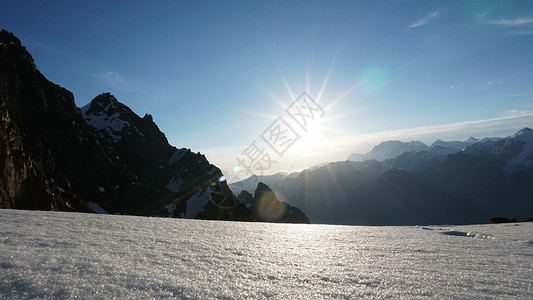 阿尔卑斯山俯图雪地高山的黎明旅游旅行荒野爬坡冰川顶峰风景蓝色太阳森林背景