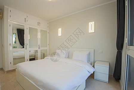 室内双卧房设计内部设计桌子装饰枕头双人床壁灯瓷砖反射床头板住宅风格背景图片