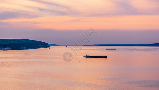 通航河上的日落勘探旅行假期天空风景驳船阳光海岸支撑戏剧性背景图片