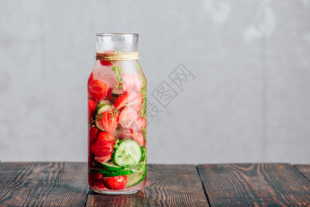 灌满了草莓 黄瓜和Thyme的水饮食蔬菜浆果瓶子排毒清洁酒精香料叶子水果背景图片