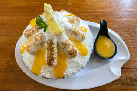 水果甜点 用来解渴冰淇淋美食餐厅牛奶食物黄色桌子奶油柠檬绿色背景图片