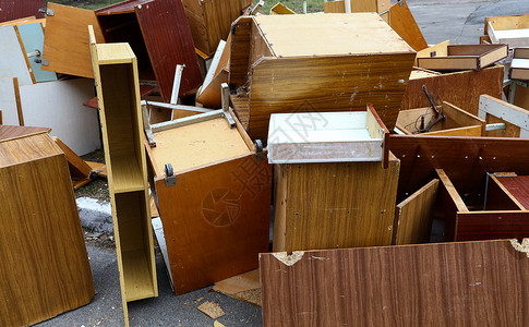 废垃圾堆放场上的旧破旧木制木家具倾倒订金回收刨花板木头环境生态关心高清图片素材