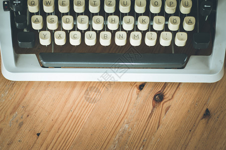 木制桌上的老式旧式打字机作家创造力日记评书打印记者桌子写作新闻业钥匙背景图片