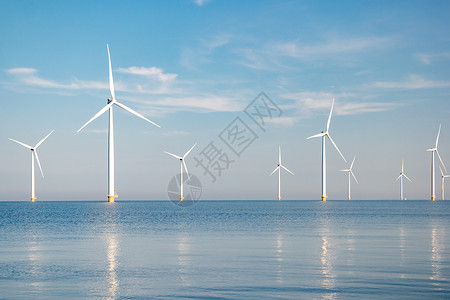 海上风车公园 有暴云和蓝天 海中风车公园环境农场海洋天空公园技术活力力量涡轮发电机背景图片