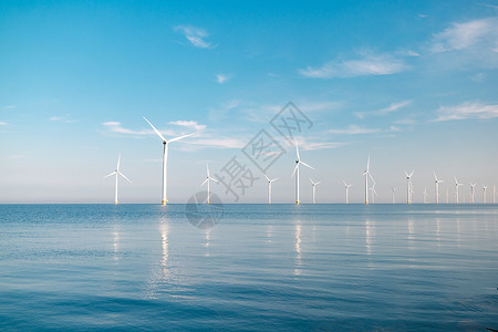 海上风车公园 有暴云和蓝天 海中风车公园技术发电机公园环境农场生态力量涡轮场地活力背景图片