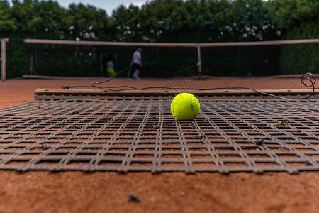 在户外网球场的橙色粘土背景图片