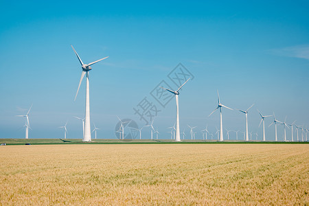 海上风车公园 有暴云和蓝天 海中风车公园农场天空技术涡轮机发电机活力涡轮生态力量海洋背景图片