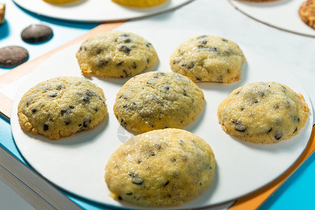蓝色背景的黄黄色饼干 关上门坚果派对奶油美味核桃蛋糕面包覆盆子水果葡萄干糖高清图片素材