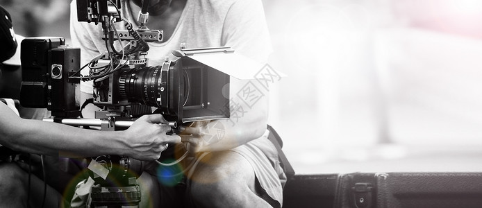 电影业 用专业摄影机拍电影导演相机生产电视记录录像师视频娱乐男人摄像师背景图片