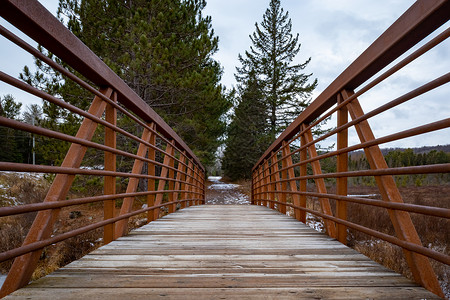 耐候钢在一座木桥上 有铁轨生锈的钢栏绳背景