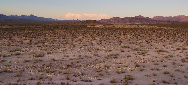 阿根廷门多萨乌斯帕拉塔附近的Vast沙漠谷图片素材