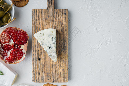 白底白底的清淡蓝奶酪切片 平铺有文本复制空间背景图片