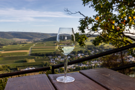 白葡萄酒陡坡村庄图片素材