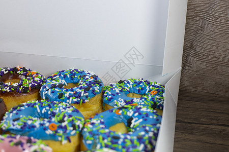 糖衣甜甜圈商品食物小吃甜点小雨盒子油炸面包诱惑蓝色背景图片