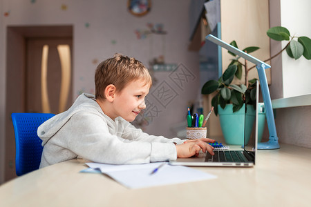 在家做功课时在家学习的可爱小男孩 远程教学在线教育 续学校瞳孔工具家庭作业写作学生停留互联网数学网络背景图片