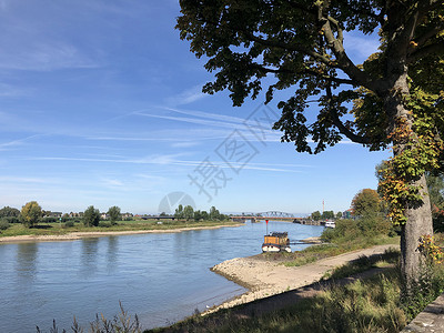 Zutphen周围的IJssel河晴天城市高清图片