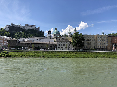 萨尔茨堡州萨尔茨堡Salzach河天空大教堂建筑游客历史旅行全景晴天爬坡溪流背景