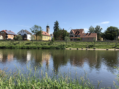 雷根河在雷根斯堡教会住房背景