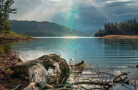 北加州雷丁州威斯基镇湖暴雨期间的太阳高清图片