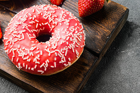 灰色背景的粉红草莓味甜甜甜圈食物面包蛋糕糕点红色甜点釉面粉色背景图片