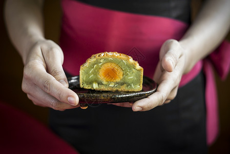 传统的中国月亮蛋糕 节日喜庆甜食甜点蛋糕食物美味服务月亮美食服务员横截面糕点背景图片