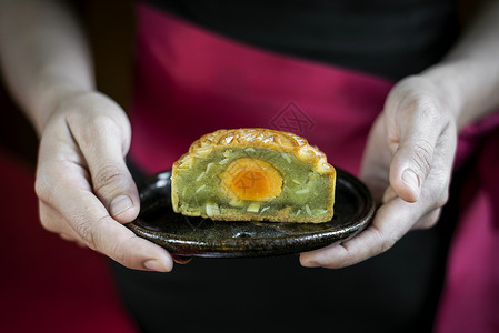 传统的中国月亮蛋糕 节日喜庆甜食服务服务员糕点美味月亮横截面甜点蛋糕食物美食背景图片