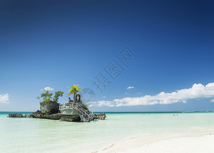 白色海滩白沙滩和波罗纳凯热带岛屿上的克里斯蒂安圣迹背景