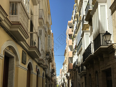 Cadiz 的建筑结构房子公寓灯笼历史阳台城市街道背景图片