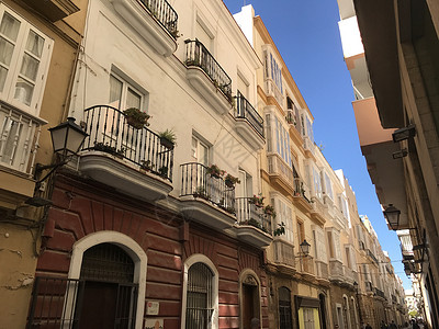 Cadiz 的建筑结构历史阳台房子灯笼城市街道公寓背景图片