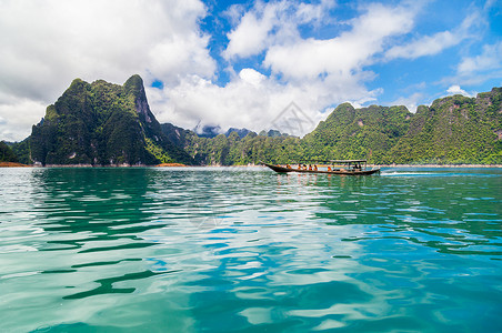 长尾山鹊泰国或Khao Sok国家公园湖上山丘的泰国传统长尾拖船天空风景蓝色吸引力旅游闲暇巡航丛林娱乐冒险背景