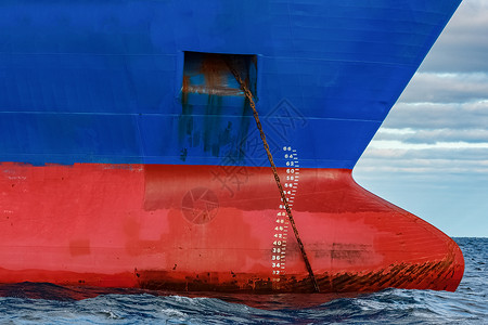 抛锚停泊的蓝货船航海海洋货运血管红色船运出口物流商业进口背景