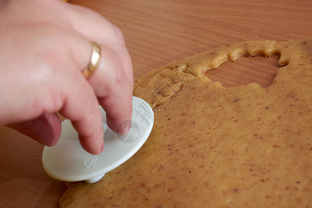 将饼干从面团中切开盘子手工牛奶小吃黄油釉面面粉脆皮美食图像背景图片