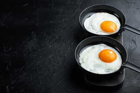 黑色蛋煎鸡蛋蛋黄高清图片