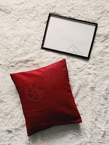 白色格子框架带有空白复制空间的黑色薄木框作为海报照片打印模型 红色垫枕和蓬松的白色毯子 平躺背景和艺术产品平铺格子商业装饰家具软垫枕头框架嘲背景