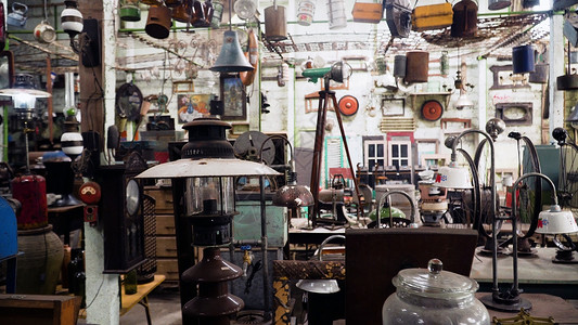 印度尼西亚古董店历史贮存销售文化仓库纪念品收藏金属店铺市场老式的高清图片素材